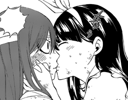Kagura embrasse erza.png