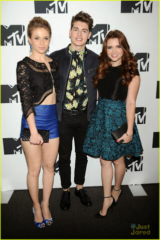File:Victoria-justice-gregg-sulkin-mtv-upfronts-03.jpg