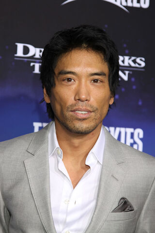 File:PeterShinkoda-FallingSkiesScreening.jpg