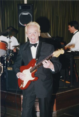 File:Bert Weedon.jpg