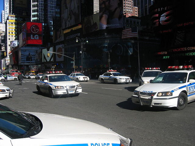 Archivo:800px-Police Surround Times Square 1.jpg