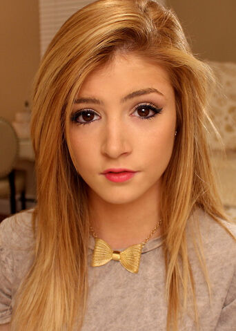 File:ChrissyCostanza.jpg