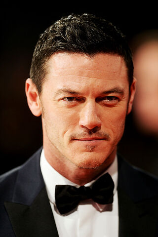 File:LukeEvans.jpg