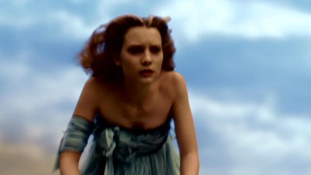 File:Tim-Burton-s-Alice-In-Wonderland-alice-in-wonderland-2010-13696183-1360-768.jpg