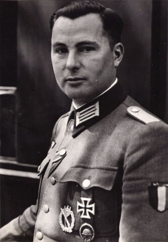Файл:Leon-Degrelle.jpg