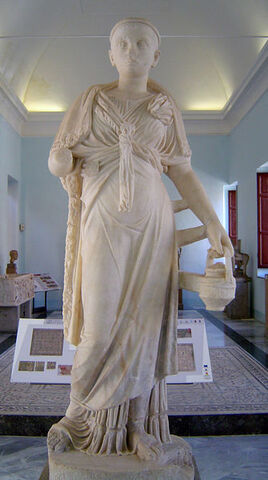 Archivo:335px-Priestess of isis.jpg