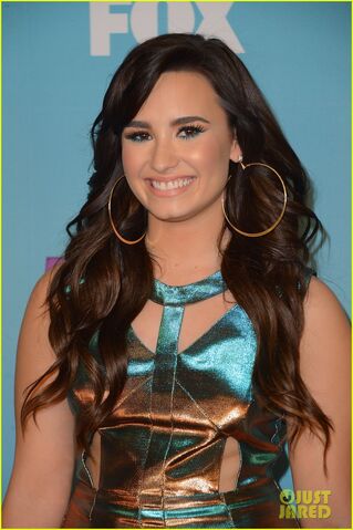 File:Demi-lovato-x-factor-finale-14.jpg