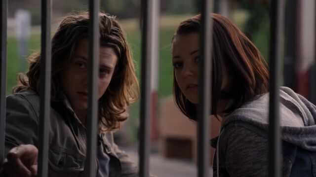 File:1x01 50 Max, Carter.jpg