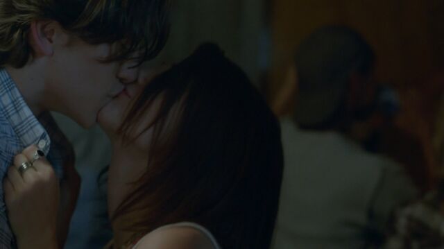 File:1x02 03 Gabe, Carter.jpg