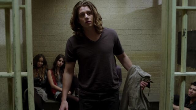 File:1x01 07 Max, friends.jpg
