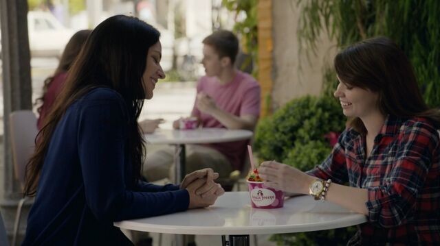File:1x01 54 Brain Freeze customers.jpg