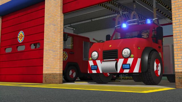 File:Phoenix exits the station.jpg