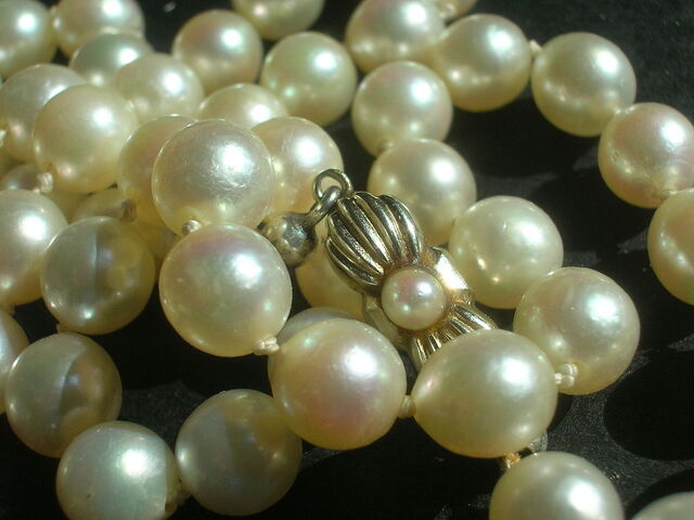 File:Pearl-necklace.jpg