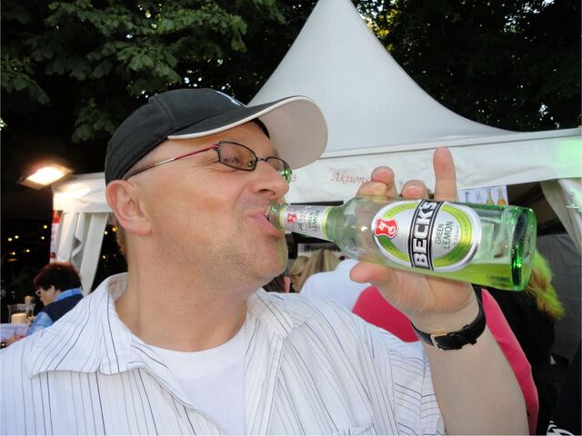 Datei:Nobbi mit Flasche2.jpg