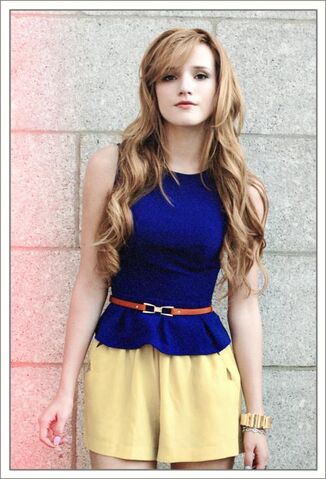 File:Bella-thorne-2012-darkbluedress-nobangs.jpg