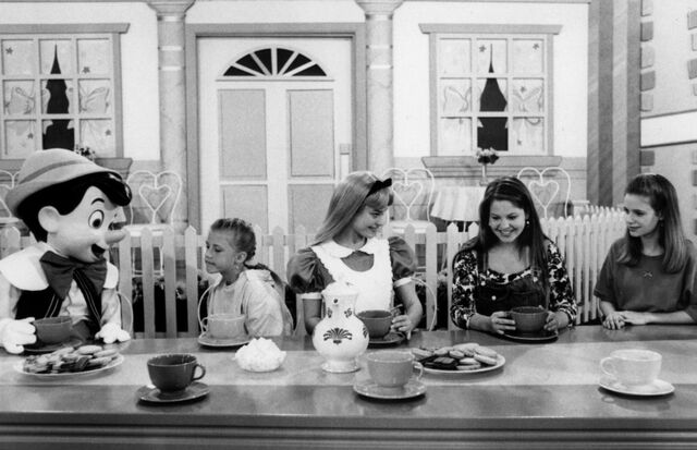 File:Entertainment-2016-02-full-house-disney-world-jodie-sweetin-candace-cameron-andrea-barber-main.jpg