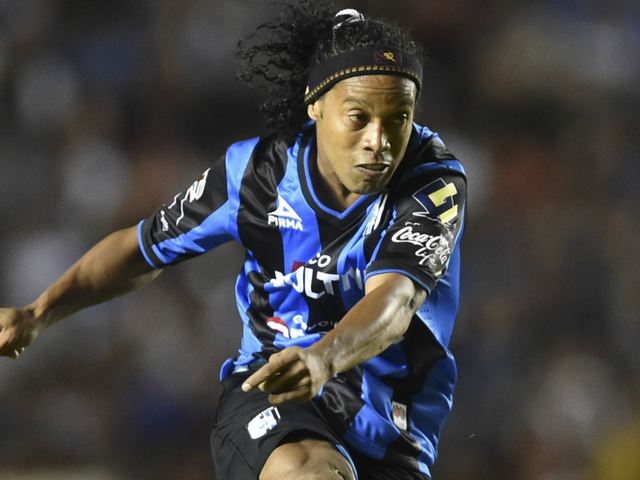 Arquivo:Ronaldinho em ação pelo Querétaro.png