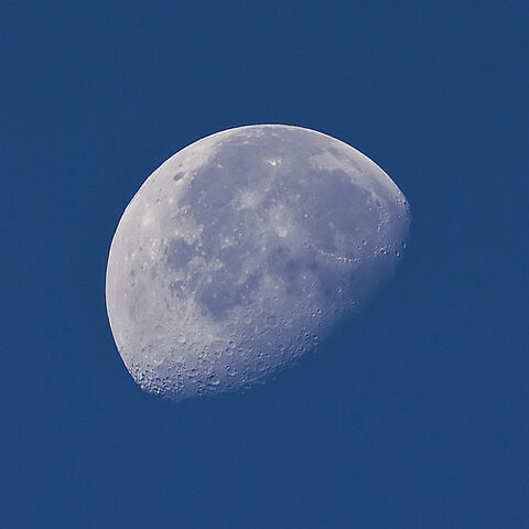 File:How to photograph the moon.jpg