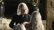 Viserys offre la robe à Daenerys (1x01).jpg