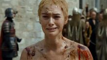 Cersei est humiliée par les Moineaux (5x10).jpeg