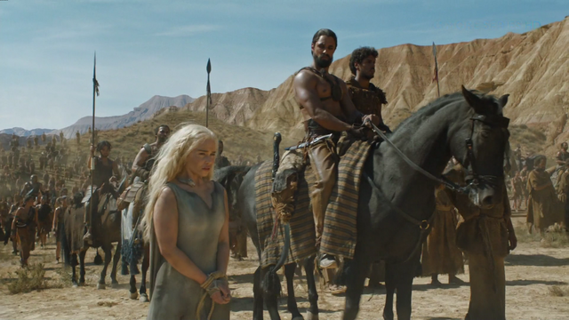 Datei:601 DieRoteFrau Qhono, Akho und Daenerys.png