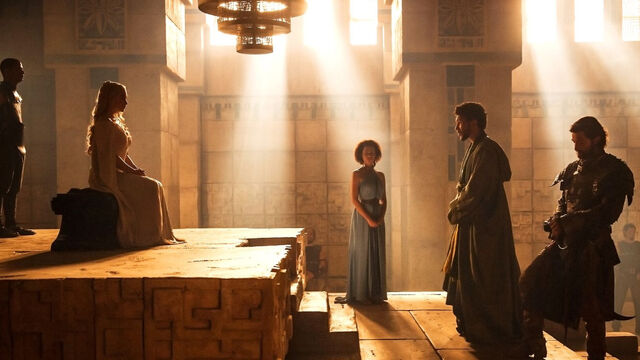 Datei:501 Hizdahr als Bittsteller bei Daenerys.jpg