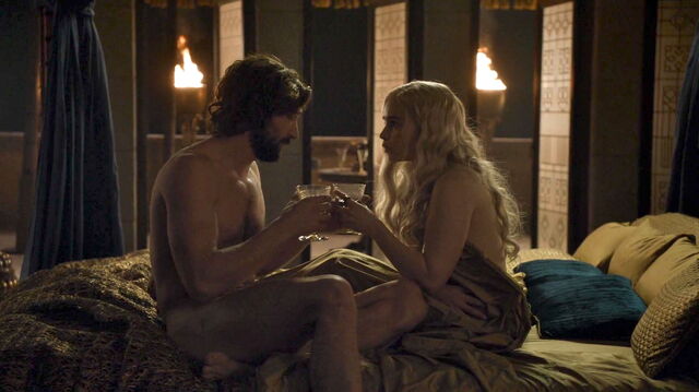 File:Daario-and-daenerys-s5e1.jpg