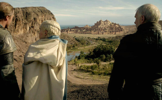 Datei:Yunkai Jorah Barristan Daenerys CA.jpg