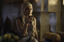 Дейнерис с вином 4x07.jpg