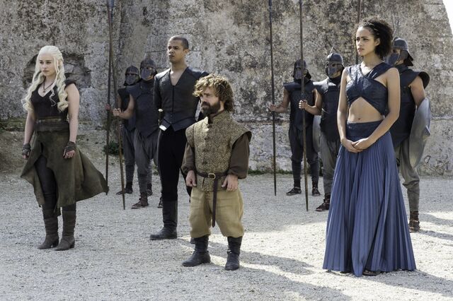 Datei:609 Daenerys Grauer Wurm Tyrion Missandei.jpg