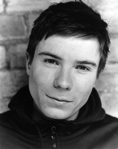 Datei:Joe Dempsie.jpg