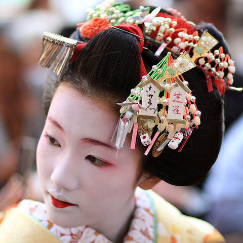 File:Young maiko-hair ornaments.jpg