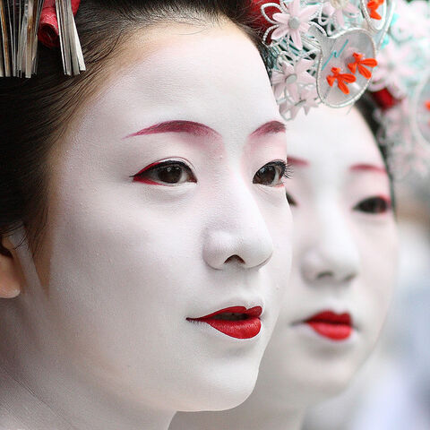 File:Faces-geisha-red-lips.jpg