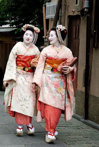 File:Kyoto-tourist-geisha.jpg