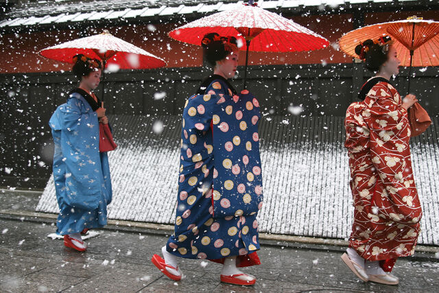 File:Maiko-Geisha-Winter-Photo-Japan-Photography.jpeg