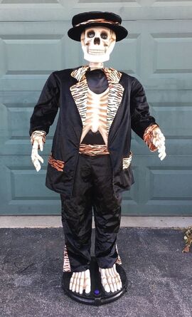 Gemmy Life Size Halloween 5' Dancing Singing Skeleton w Tiger Print Suit & Hat
