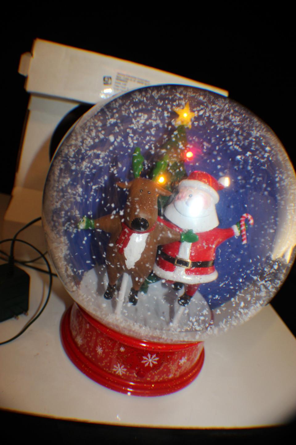 Image GEMMY Prototype CHRISTMAS LIGHTED MUSICAL SANTA & REINDEER SNOW