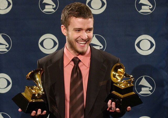 Arquivo:Jt-all-smiles-holding-his-grammys-2004.jpg