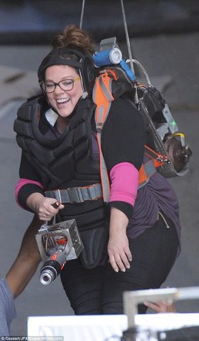 File:DailyMailMelissaMcCarthyIsSuspendedInMidair05032016Image2.png