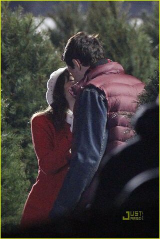 File:Lea-michele-cory-monteith-christmas-kiss-02.jpg
