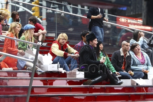 File:Glee gang in nyc 2.jpg