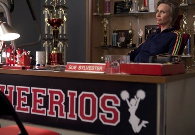 File:Glee-nationals-episode-puck-drag-dressing-lindsay-lohan-judging10.jpg