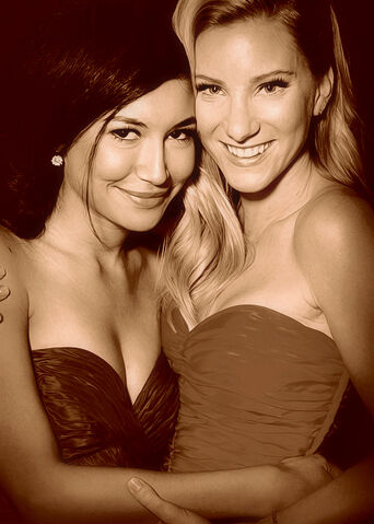 File:Heya hugs.jpg
