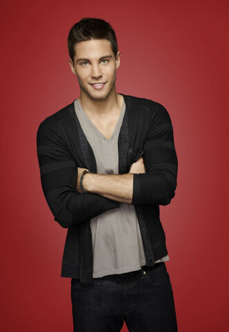 File:Glee 30-dean-geyer-02 2269 redbkg jm.jpg