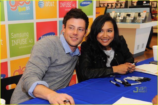 File:Naya-rivera-cory-monteith-samsung-at-t-04.jpg