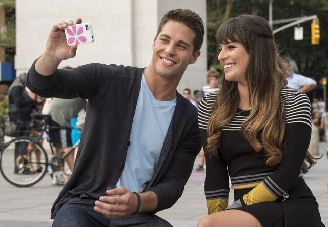 File:Glee-4x01-brody-rachel-promo-17.jpg