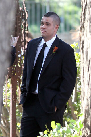 File:Dapper looking Mark Salling wearing black vr-LatWYtCal.jpg