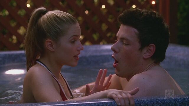 File:1x04-finn-quinn-hot-tub-glee-8350806-1280-720.jpg