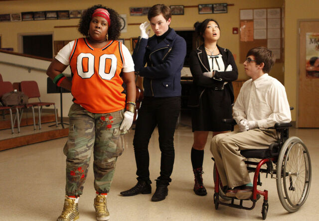 File:Glee-1x01-Tina5-Kurt-Hummel-Arty-Abrams-Mercedes-Jones-Promo-05.jpg