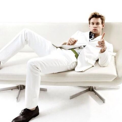 File:ChordOverstreetAllInWhite.jpg